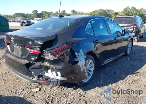 2022 Toyota Camry Le z USA, uszkodzony, nr VIN 4T1C11AK6NU047710